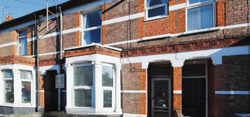 Maisonette to rent in Cassio Road, Watford WD18