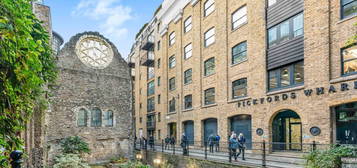 Flat to rent in Pickfords Wharf Apartments, Clink Street SE1