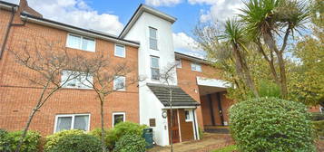 Flat to rent in Parsons Close, Aldershot, Hampshire GU11