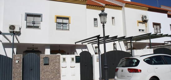 Casa adosada en venta en Carrión de los Céspedes