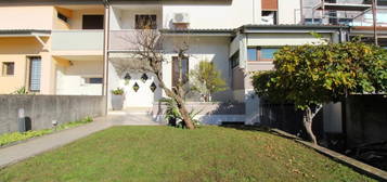 VILLA A SCHIERA A SANDRIGO