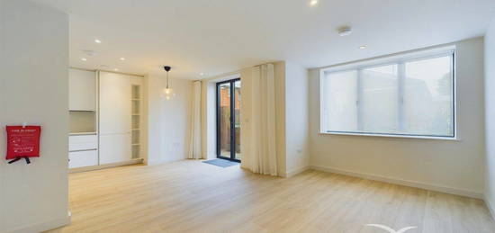 Flat to rent in Leonora House, Voss Court SW16