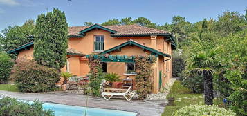 Maison familiale avec beau jardin et piscine, proche de tout