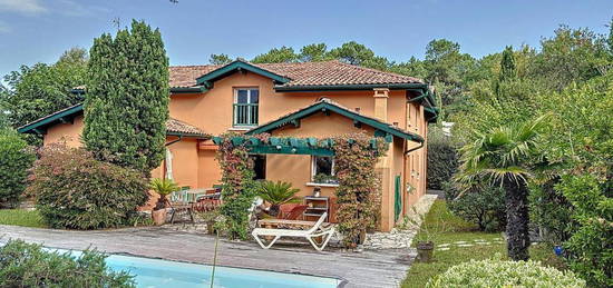 Maison familiale avec beau jardin et piscine, proche de tout