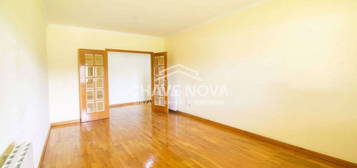 Apartamento T2+1 com garagem Box - Condomínio fechado na Madalena