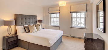 Flat to rent in Fulham Road, Pelham Court SW3