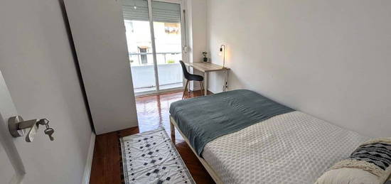 Quarto para estudantes no centro de Almada