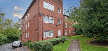 Flat for sale in Azalea Court, Bridle Path, Woodford Green IG8