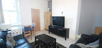 Flat to rent in Simonside Terrace, Heaton, Newcastle Upon Tyne NE6