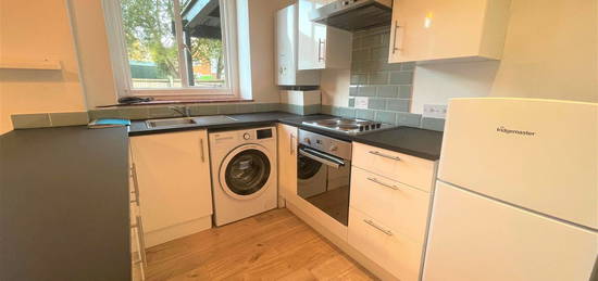 Flat to rent in Bridge Street, Godalming, Surrey GU7