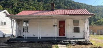 123 5th Ave, Montgomery, WV 25136