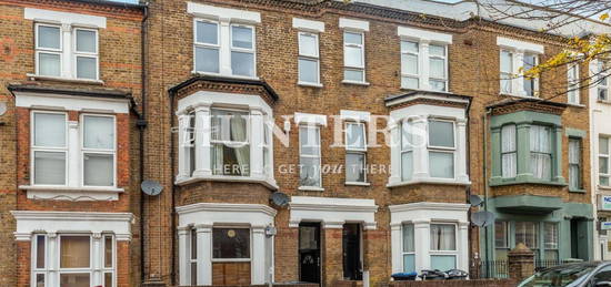 Flat to rent in Glengall Road, London NW6