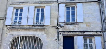 Maison d'habitation en pierre à vendre COGNAC centre avec courette et local