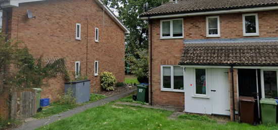 End terrace house to rent in Chiltern Avenue, Farnborough GU14