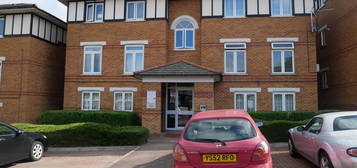 Flat to rent in Wenlock Gardens, Hendon NW4