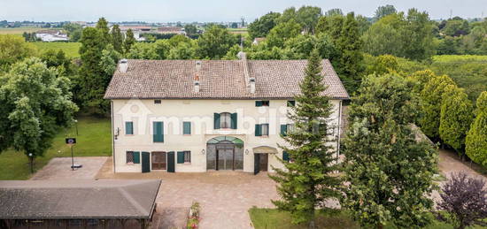 Villa unifamiliare, buono stato, 400 m², Centro, Correggio