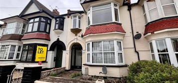 Flat to rent in Dundonald Drive, Leigh-On-Sea SS9