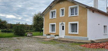 Maison a louer cuisine aménagée,2 chambres possibilité de 2 supplémentaires a l'etage, terrasse, jardin