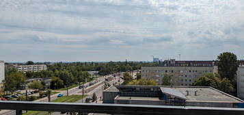 Im Dachgeschoss, mit toller Aussicht. Sanierte 2-Raum mit Duschbad und Balkon in Halles Süden.