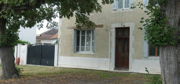 Maison de caractère datant de 1902 aux grandes possibilités avec un beau potentiel dans village calme toutes commodités : tout commerce, gare, écoles et collège