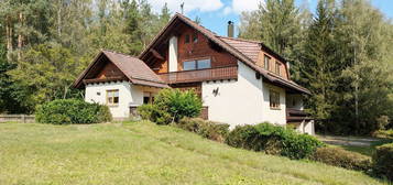 Attraktives Zweifamilien-/Mehrgenerationenhaus mit traumhaftem Blick auf Wald und Weiher