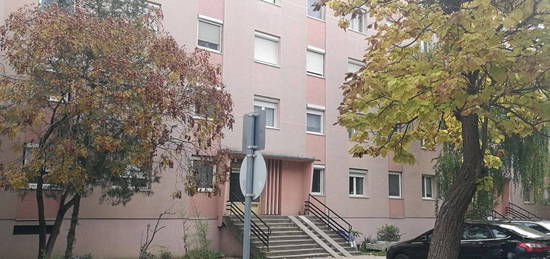 Belvárosban ,magasföldszinti 1+2 szobás lakás-70-703 9997