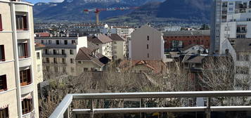 ANNECY - Place Carnot - Vaste T2 très lumineux en dernier ét