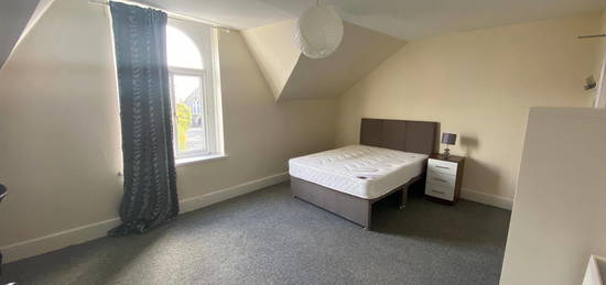 Room to rent in Gwydr Crescent, Uplands, Swansea SA2