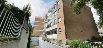 Apartment mit Balkon und Tiefgaragenstellplatz. Schöne Wohnlage!