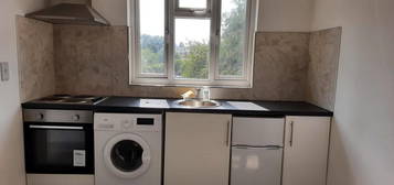 Flat to rent in Harley Road, Harrow HA1