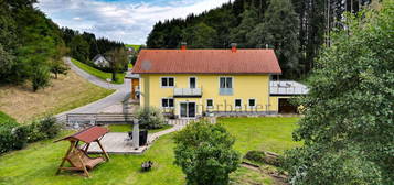 Zweifamilienhaus mit großem Grundstück, Garten und Wald – Ein wahres Paradies für Naturliebhaber!