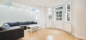 Flat to rent in Stapleton Road, London SW17