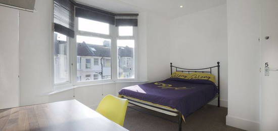 Terraced house to rent in Caledonian Road, Brighton BN2