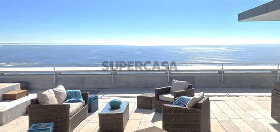 Emblemática Penthouse de luxo inserida em edifico histórico com vista panorâmica de mar.