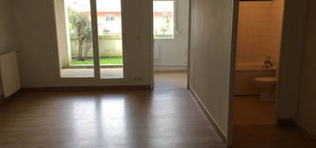 Loue appartement T1 meublé plein centre de CHARTRES DE BRETAGNE