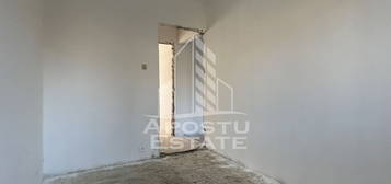 Apartament cu trei camere etaj intermediar Pta Doina Cale...