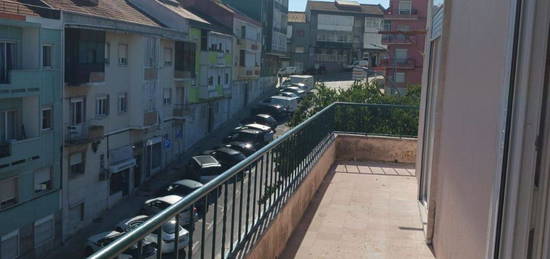 Arrendamento de Apartamento T2  na rua Heróis de Dadra, 10