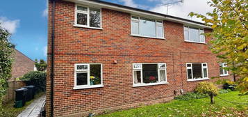 Flat to rent in Beech Tree Drive, Badshot Lea, Farnham GU9