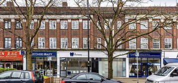 Maisonette to rent in Walton Road, East Molesey KT8