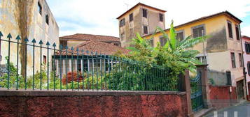 Prédio em Ruínas localizado na zona Histórica da Cidade do Funchal,...