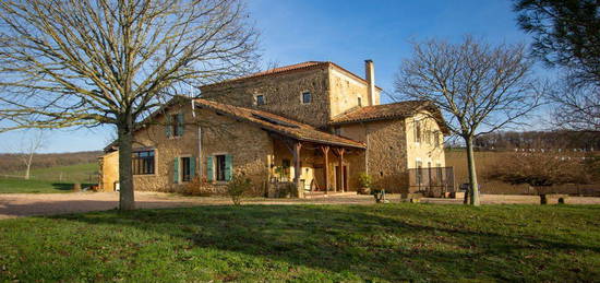 Maison de caractère avec gîte, sur 4Ha dans un environnement idyllique