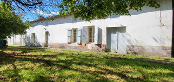 Maison ancienne, dépendances et grand jardin