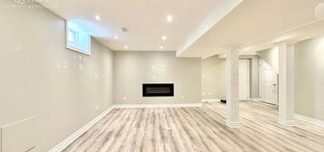 95 Memorial Gardens Way #2, Newmarket, ON L3X 3A7
