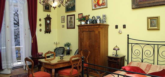 Antique style apartment with baclony!