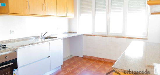 Apartamento T2 totalmente remodelado, Loures junto ao Hospital.