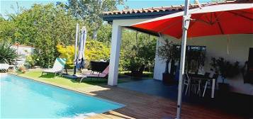 Villa contemporaine neuve avec piscine, suite parentale au r