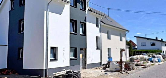 Neubau -ERSTBEZUG! Hochwertige und energieeffiziente 3 Zimmer -Wohnung mit Balkon.