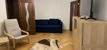 Închiriez apartament proaspăt renovat și mobilat