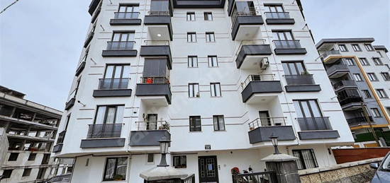 ÇEKMEKÖYDE SATILIK 2+1 İSAKANLI ARAKAT DAİRE...