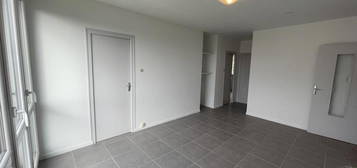 Location - Appartement - 3 pièces + cuisine - 54,39 m² -